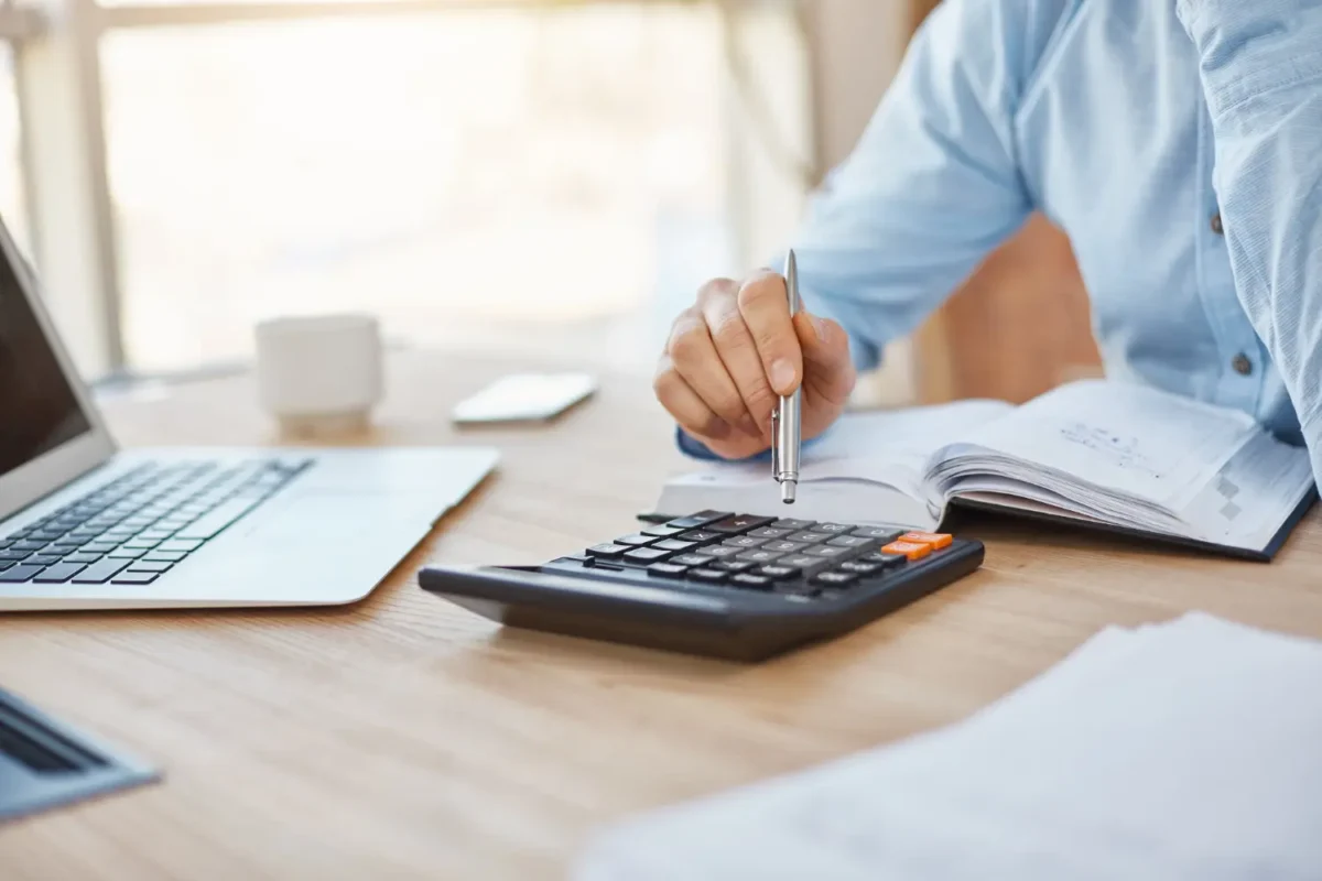 Impozitul pe venit din salarii este de 10%, dar nu se aplică direct pe salariul brut. Se aplică pe baza impozabilă — o sumă mai mică decât brutul, din care au fost scăzute CAS (25%), CASS (10%) şi, eventual, deducerea personală. Rezultatul: impozitul efectiv reprezintă circa 6,5% din salariul brut, nu 10%.